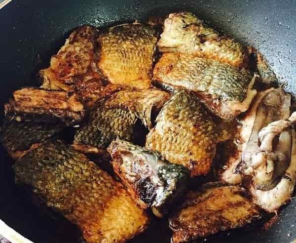 آموزش و دستور طرز تهیه ماهی قزل الا مجلسی سرخ شده خوشمزه برای 4 نفر با ادویه مخصوص خوزستانی در ماهیتابه و فر گاز سوخاری و بدون روغن