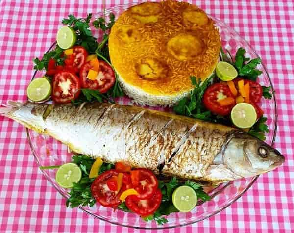 طرز تهیه و پخت ماهی شکم پر شمالی در فر و ماهیتابه با سیر و رب انار