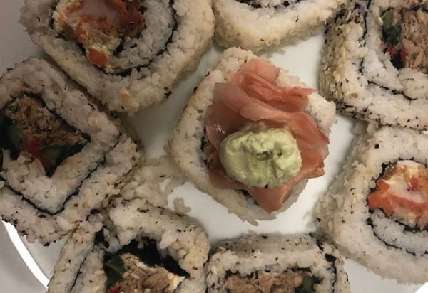 طرز تهیه سوشی بدون جلبک با تن ماهی و ماهی سالمون پیش غذای خوشمزه و مجلسی ژاپنی