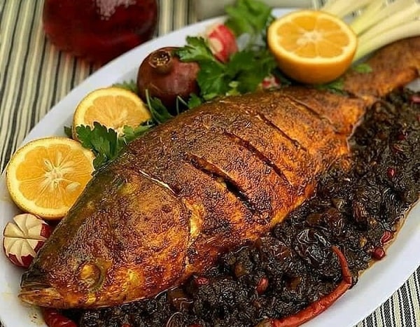 طرز تهیه ماهی شکم پر جنوبی با رب انار به سبک بوشهری ها در ماهیتابه