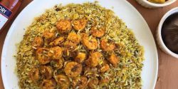 طرز تهیه میگو پلو شیرازی با کشمش و گردو شام ۴ نفره ساده و سریع