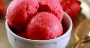 بستنی توت فرنگی خانگی طرز تهیه بستنی خانگی ساده بدون ثعلب