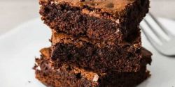 طرز تهیه کیک براونی بدون آرد و شیر خیس شکلاتی ساده و سریع